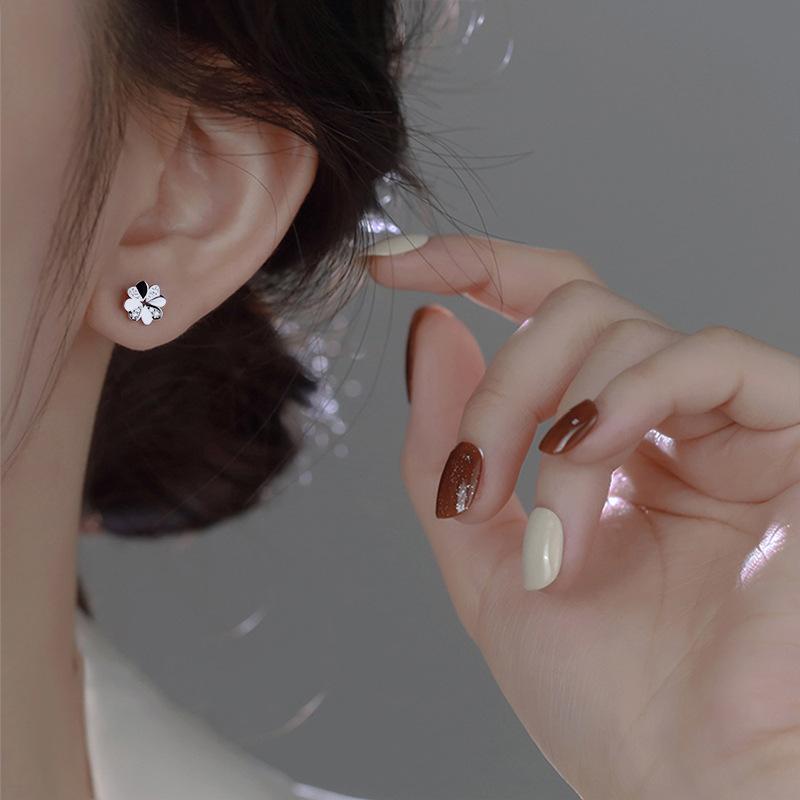 イヤリング 女性用 四葉草 デザイン 幸運草 耳飾り 999純銀 電気メッキ加工 花? 葉 ファッション 通勤 秋 ナノ防酸化 保護 植物 モチーフ かわいい アクセサリー 日常使い 軽量 輝き