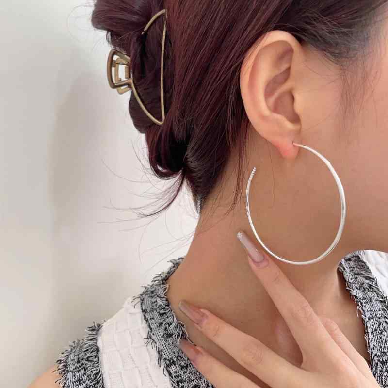 シルバー イヤリング 女性用 純銀 大型 シンプル 円形 マルチユース 夏 軽量 電気メッキ加工 気質 高級感 オリジナルデザイン