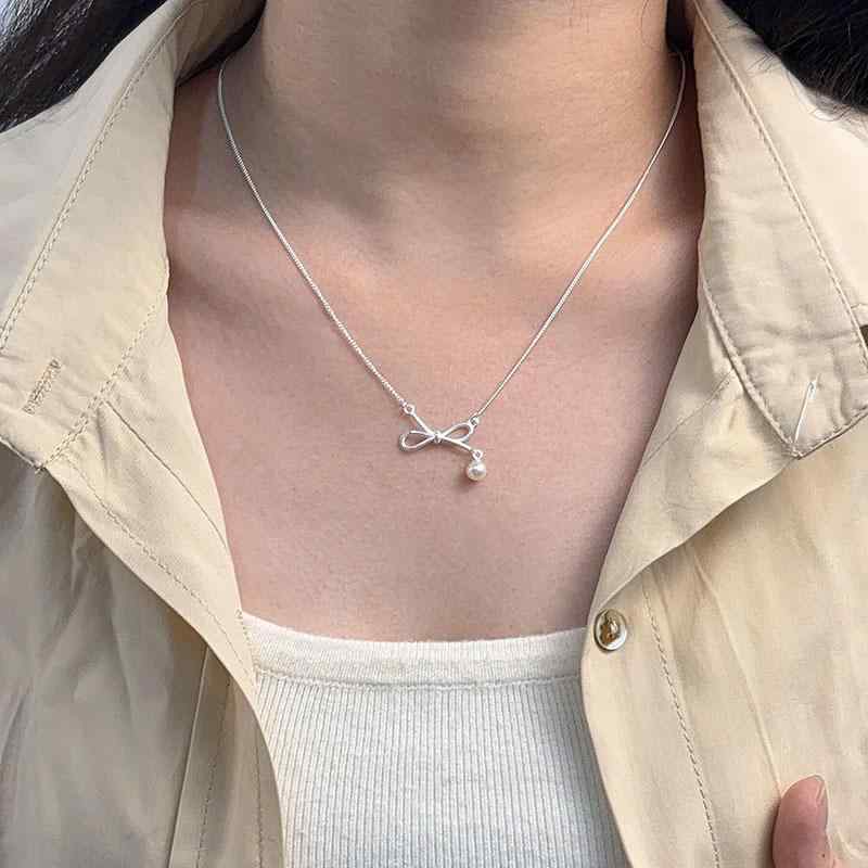 ネックレス 女性用 淡水パール バタフライボウ 銀製 鎖骨チェーン 軽量 ファッション 通勤スタイル 甘め 華奢 冬向け シンプル アクセサリー 自然モチーフ