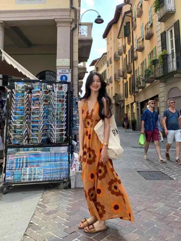 ワンピース レディース 春夏 タイ旅行 海辺 バカンス 気質 プリント Vネック ボヘミアン ビーチ スカート 長め Aライン ハイウエスト 吊り帯 無袖 切り替え デザイン 橘色 TR素材 系帯 スタイル 単品 復古風 中国風 軽やか 涼しい ゆったり