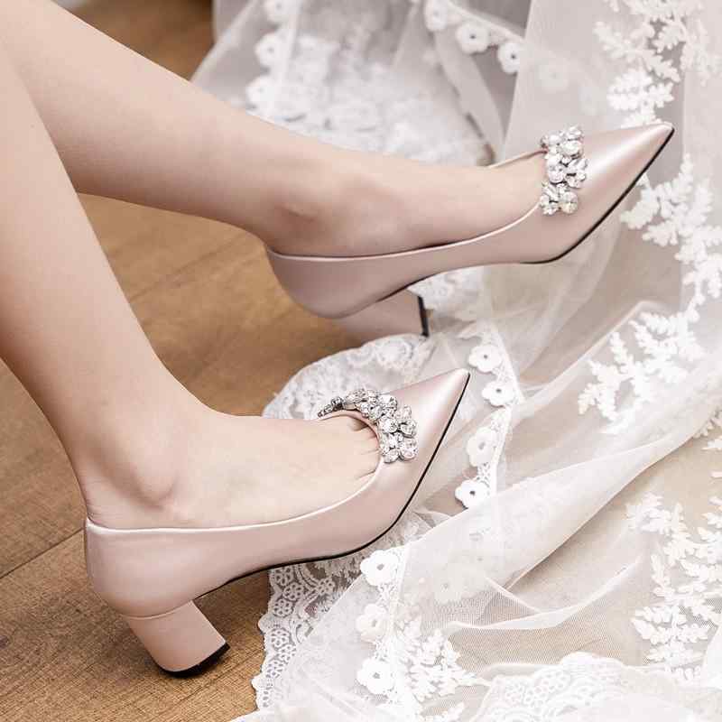 ウェディングシューズ 女性用 粗め中ヒール 5cm シャンパンゴールド シルクサテン 素材 尖頭 デザイン 水晶装飾 低カット 純色 かわいい スタイル 低腰 靴 ラバーソール 合成皮革 ライニング PUインソール セットオン クラフト ミッドカット オ