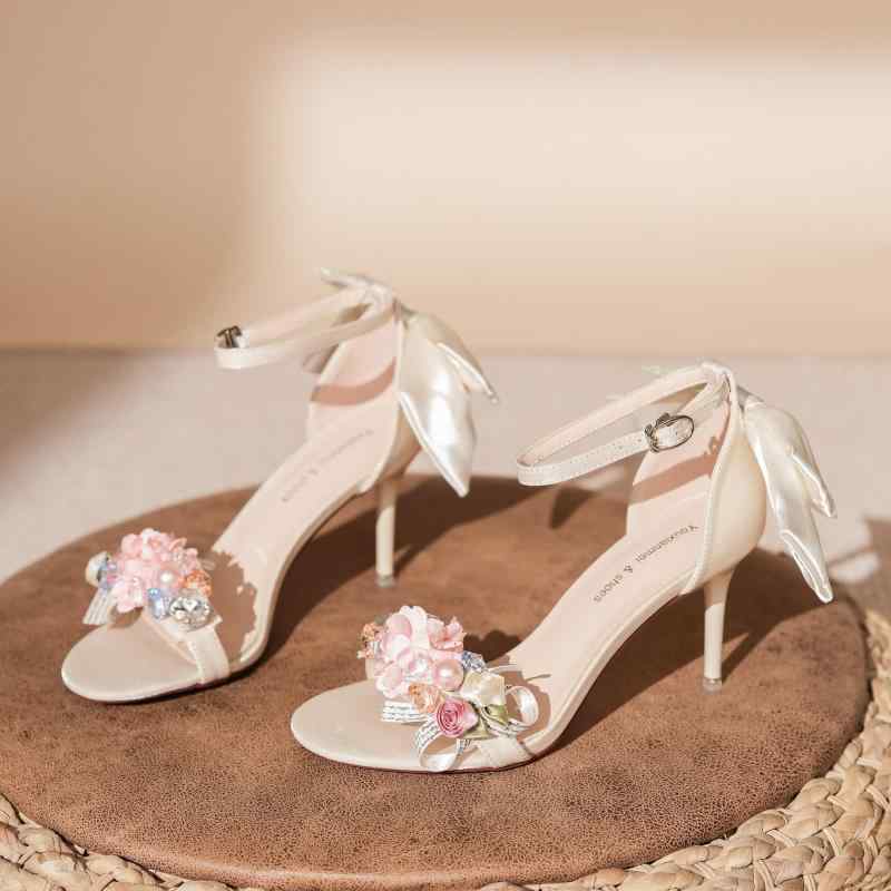 パンプス レディース 女性用 高級感 露趾 デザイン シルクサテン 素材 蝶結び 装飾 花柄 刺繍 一本ストラップ セクシー スタイル 細ヒール 6-8cm 丸トゥ 形状 低カット シューズ フロント ストラップ 締め ホワイト ブラック シャンパンカラ