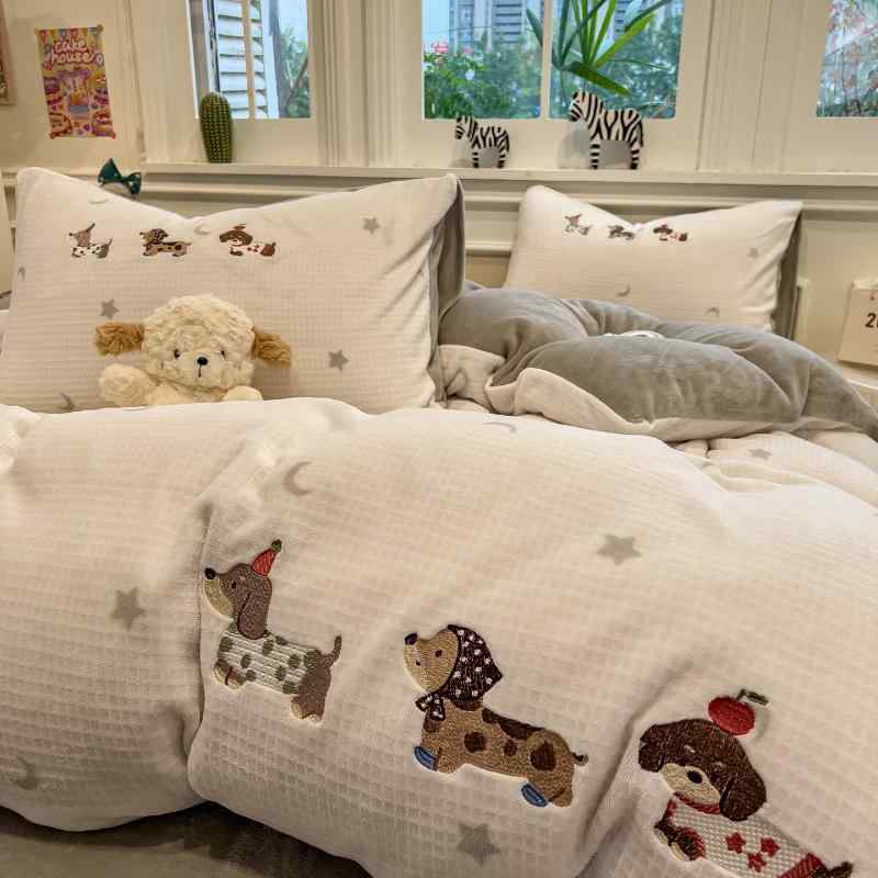 ベッドルーム キッズ かわいい犬柄 保暖 珊瑚絨 四件セット 掛け布団カバー シーツ 枕カバー 接触冷感 ポリエステル 冬用 軽量 吸湿速乾 カラフル カードゥ コットン風 ファミリー 寝室 インテリア ふわふわ ぬくぬく 快適 寝具