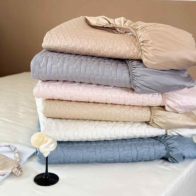 ベッドカバー 長綿 全棉 厚手 キルティング 保護カバー 床マットレス セット グレー系 ビスケットカラー ピンク系 ブルー系 シルバー系 アイボリー 白 活性染色 伸縮性 吸湿性 抗菌 防ダニ フィット 伸長 深めサイド 片面タイプ 寝室用 シンプル
