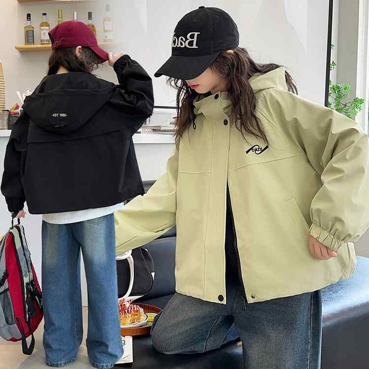 女児 秋冬 ジャケット 女の子 中学生 大きめサイズ 緑 黒 長袖 フード付き ポリエステル 混紡 柔軟素材 普通厚 短丈 韓国風 潮ファッション 純色 春秋 子供 屋外 普段使い 軽量 伸縮性 吸湿速乾 安全 B級 実用 ラフスタイル