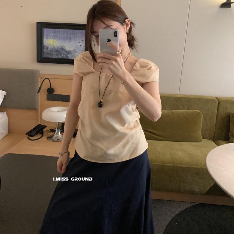 女性用 短袖 シャツ フレア袖 麻 素材 プリーツ デザイン 甘め 気品 トップス 私服 スタイル 春夏 シーズン 白色 アイボリー オレンジ系 軽量 通勤 普段使い ビッグシルエット 接触冷感