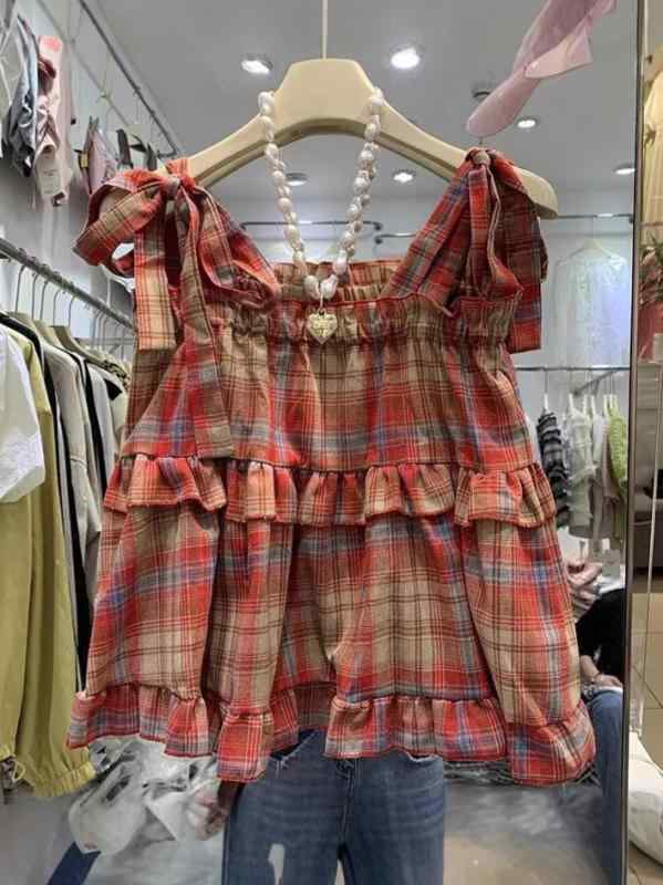 ノースリーブ シャツ 女性用 フレンチガール スタイル 復古風 方領 系紐 フリル 格子柄 トップス 短丈 夏用 涼感 ポリエステル 素材 無弾性 ゆったりシルエット かわいい 甘め クリア デザイン ストライプ パターン 切り替え 加工 ノースリーブ