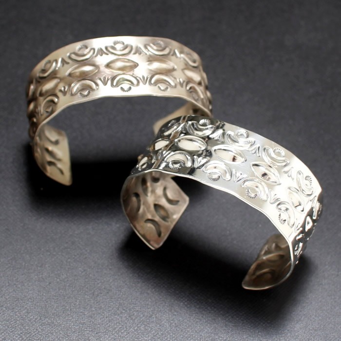 北米インディアン宝飾品 消し印細工物 広々とした バングル ナバホー Allen Lee II Silver