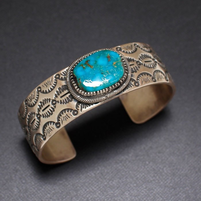 北米インディアン宝飾品  青み 宝珠 青緑色  Blue Gem 広々とした バングル ナバホー L. JAMES  Silver