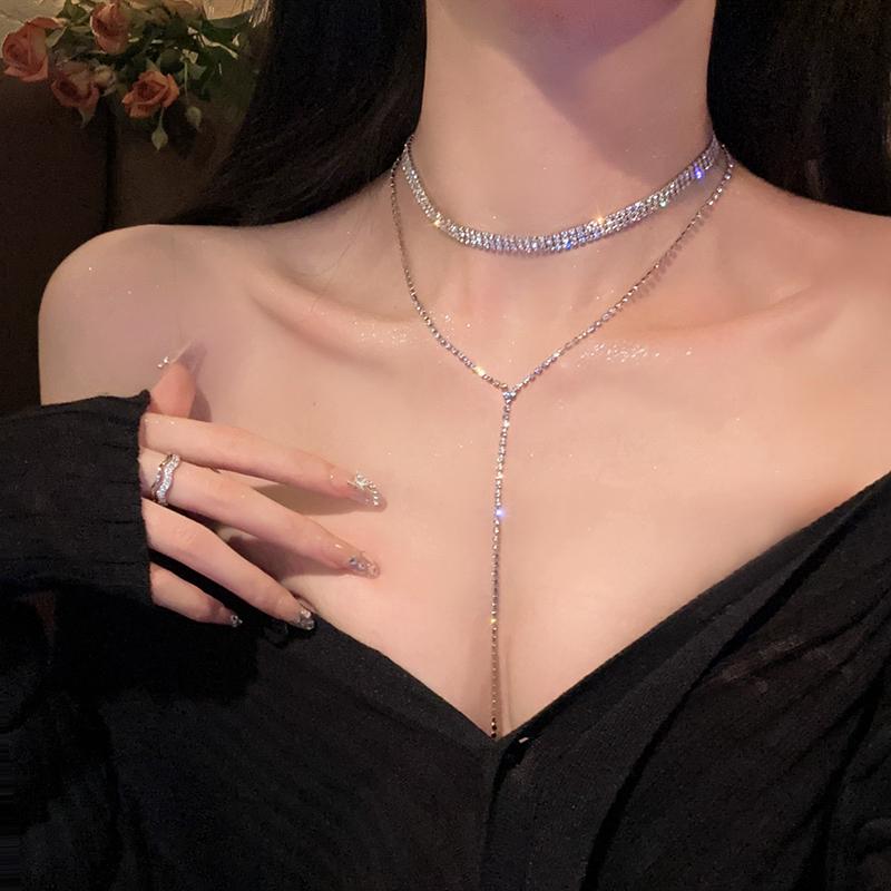 ペンダント ネックレス アクセサリー 女性用 レディース シルバー ラインストーン パヴェ フリンジ キラキラ アクセント 記念日 ディナー パーティー ドレス 普段使い デート イベント かわいい フェミニン かっこいい 華奢 上品 高級感 アート