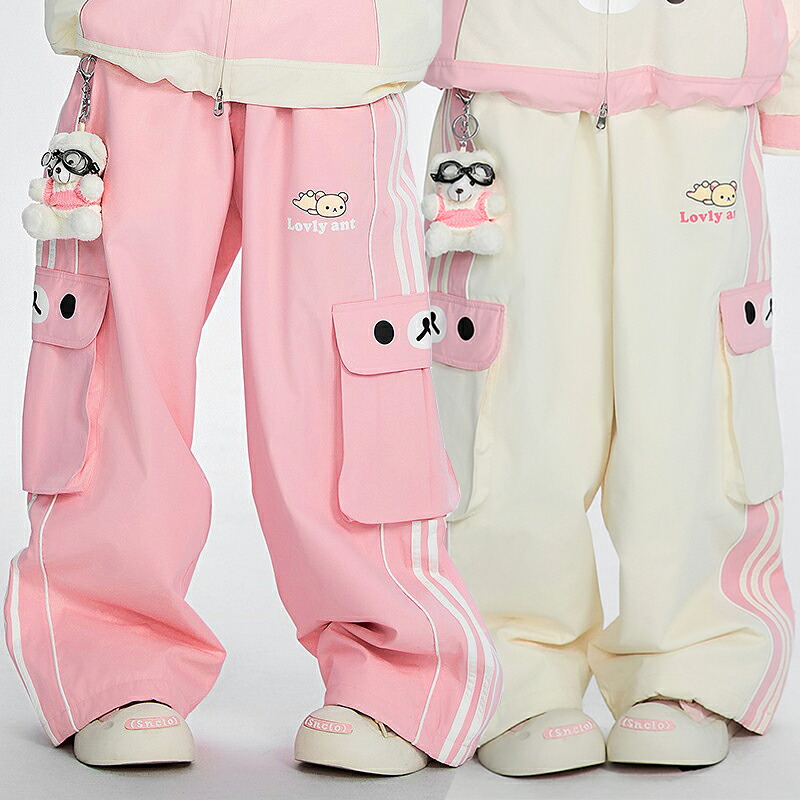 送料無料 スキーパンツ レディース ボトムス ズボン ロングパンツ スノボパンツ スノーパンツ ワイドパンツ スノーボードパンツ サイドライン クマのキーホルダー付き 熊柄 ピンク アイボリー海外通販