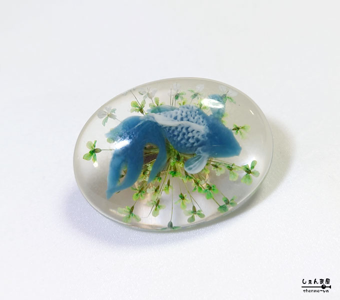 画像のお品をお届け まるでアクアリウム水中の涼しげで素敵な青金魚 帯留め Sale 99 Off