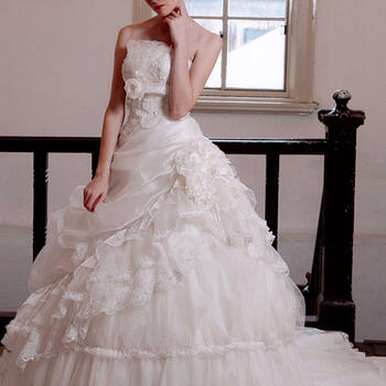 100 本物 レンタル 11号 Pl007 胸v字スパンコール スカートのフリルもたっぷりでトレーンも付けはずしできます レンタル ドレス 5のつく日セール 半額 割引 ウェディング ウエディングドレス Williamsav Com