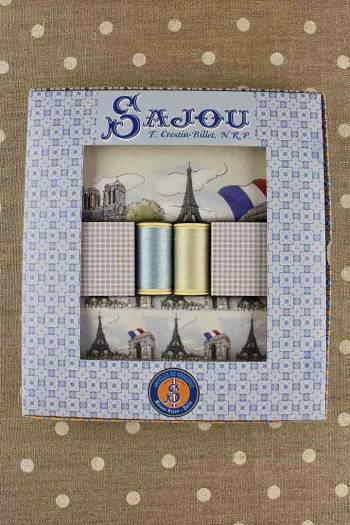 Sajou（サジュー） ミシン糸2本と綿生地2種のボックスセット 【BOÎTE CADEAU TISSUS ET FILS MA BELLE VILLE DE PARIS】 フランス BTE_TIS_SAJ_FIL_02_03_A 【予約】