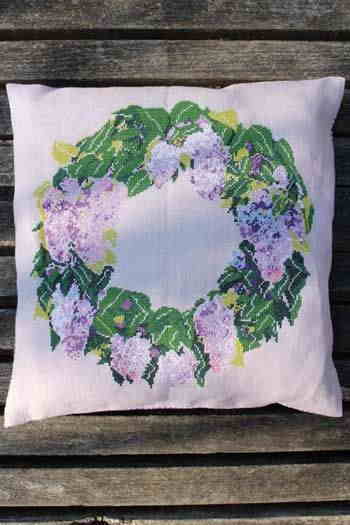 SAJOU サジュー 差し交わす縫い目 刺繍 一揃いの道具 手芸 【 紫はしどい / 花 / Cross stitch kit crown of lilac cushion 】 外国で インポート 上級者 フランス共和国 貨物輸送無料 KIT_PDC_FLE_12 【取って置く】