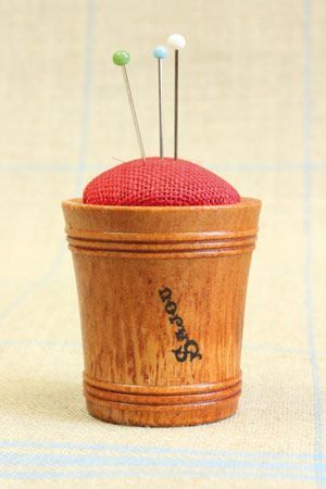 Sajou ピンクッション(針山)Pique-epingles en bois de charme avec tissu de lin rouge 木製 針 フランス メゾンサジュー BOIS_PIQUE_ROUGE