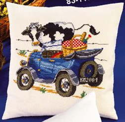 クロスステッチ刺繍キット ペルミン Bilpude Blue car w,cow 青い車と牛のクッション Permin of Copenhagen 北欧 デンマーク 中級者 上級者 83-1103