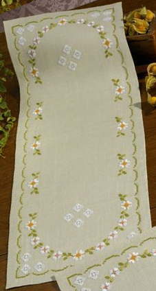 クロスステッチ刺繍キット ペルミン Hvide blomster 白い花のテーブルランナー Permin of Copenhagen 北欧 デンマーク 上級者 75-1857｜クロスステッチ手芸雑貨シーボンヌ
