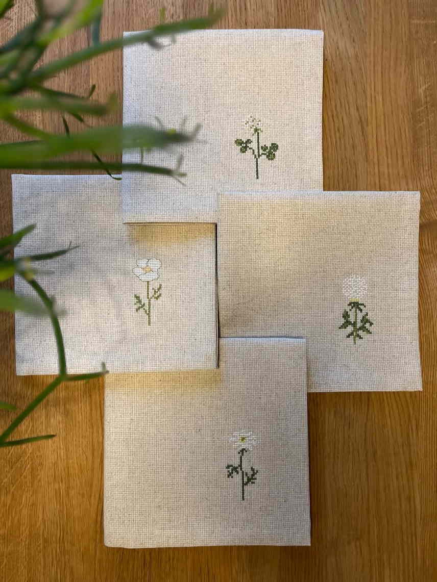 Pomp Stitch ポンプステッチ クロスステッチ 刺しゅう キット 【 白い野花のナプキン / ４枚組 】 ししゅうキット デンマーク 北欧 海外 輸入 上級者 送料無料 2044-1｜クロスステッチ手芸雑貨シーボンヌ