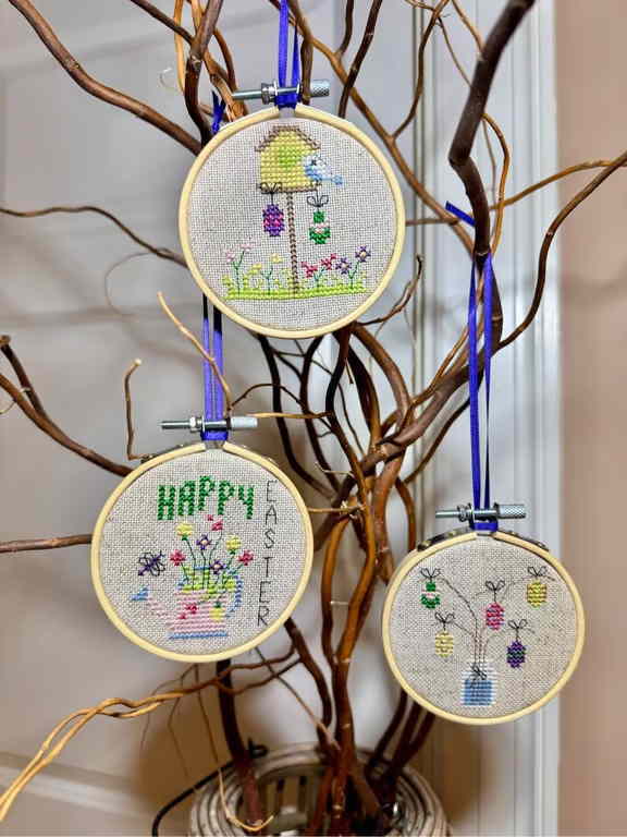 Pomp Stitch 揚水機編み目 差し交わす編み目 縫い 一揃いの道具 【 ハッピーイースターペンダント / 一こま３個つき 】 ししゅう一揃いの道具 デンマーク王国 北欧 外国で  インポート 上級者 2053-1