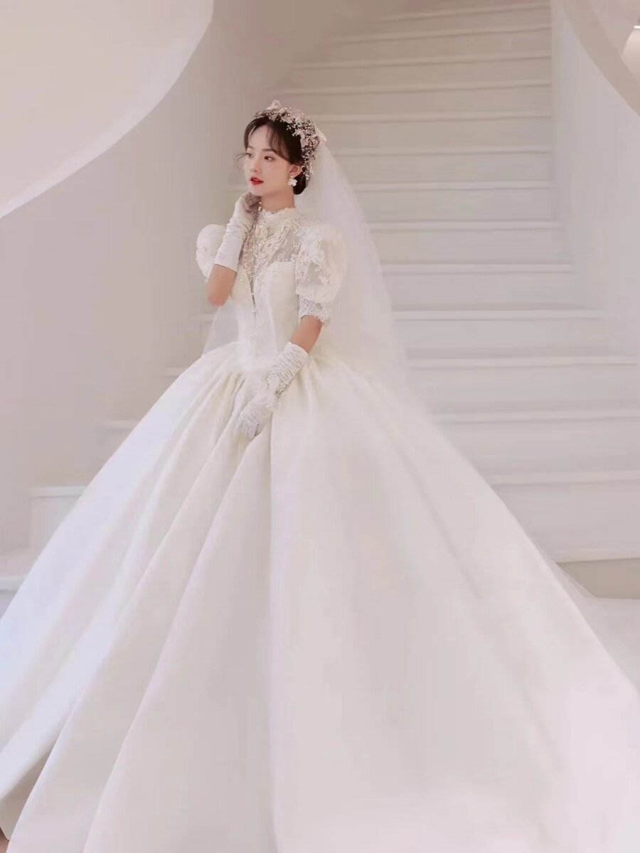 ウェディングドレス プリンセスライン サテン ウエディングドレス ロングドレス ハイネック 半袖 ロングトレーン 編み上げ ホワイト 白 ゴージャス 華やか オーダーメイド 海外挙式 花嫁 レディース 上品 大人可愛い 撮影 結婚式 披露宴 前撮り 大聖堂 発表会｜渋谷ウイングス