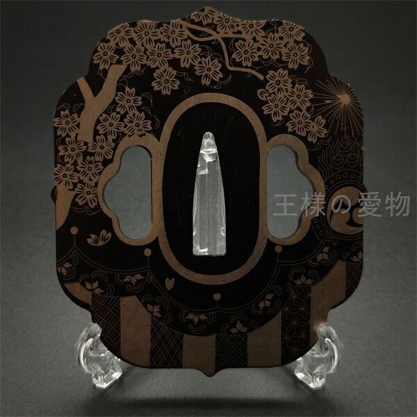 楽天市場】日本刀装具 刀鍔 五三の桐 菊紋 銀輪卍字の図 銀色 銅地