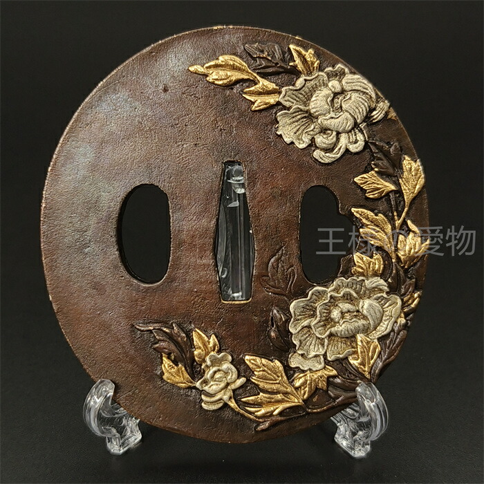 日本刀装具　唐草卍字の図　木瓜形の　刀鍔　銅地　細工　絵金銀　刀剣美術　武道具 日本刀装具 刀鍔 唐草卍字の図 銅地 細工 金銀メッキ 刀剣