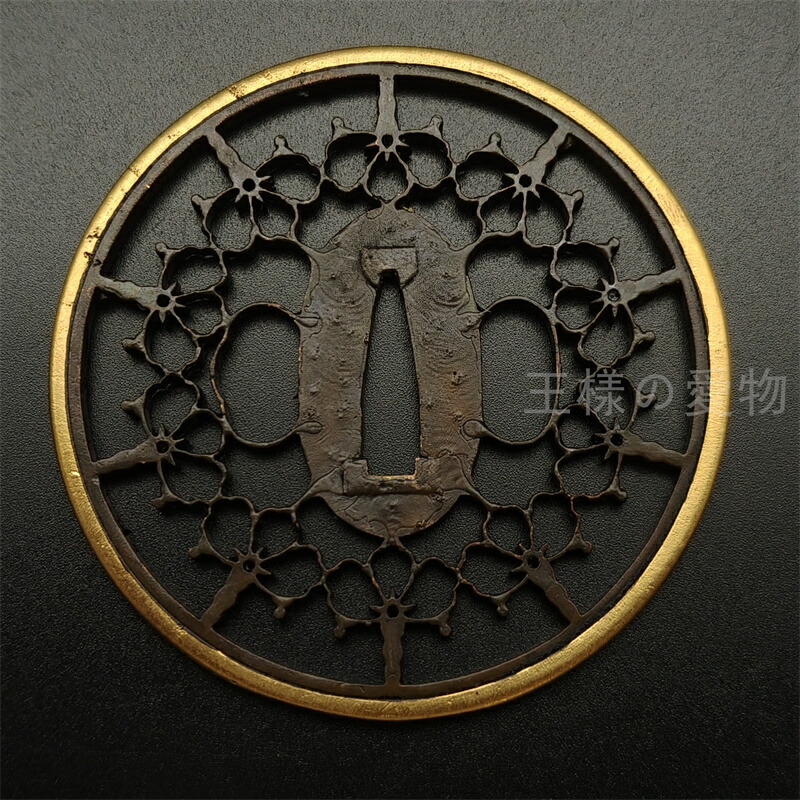 楽天市場】日本刀装具 刀鍔 五三の桐 菊紋 銀輪卍字の図 銀色 銅地