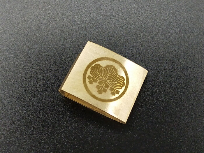 鼈甲細工 べっ甲 家紋 三つ葉葵 額入り 日本刀装具 鍔 家紋の図 三つ葉葵 銅地 金工品 金メッキ 刀の鍔