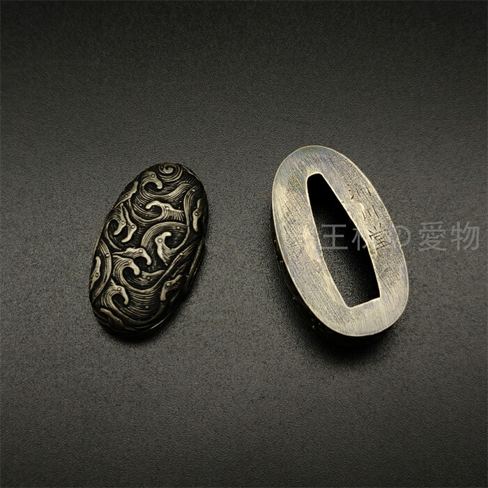 FS05　日本刀装具　縁頭　家紋　五三の桐図　金工品　魚子地　銅製　刀剣美術 日本刀装具 縁頭 家紋 五三の桐図 金工品 魚子地 銅製 刀剣美術