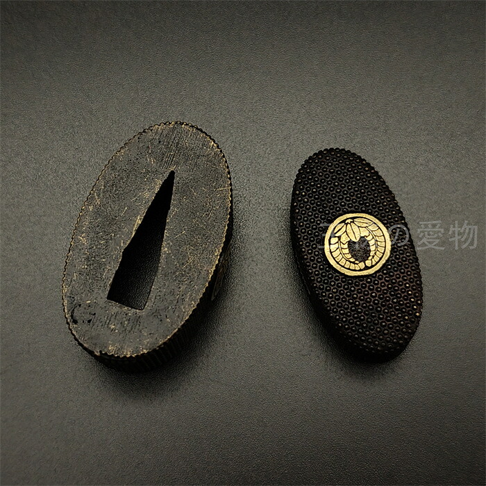 日本刀装具　縁頭　下藤紋の図　金工品　魚子地　銅製　フチ　カシラ　刀剣美術