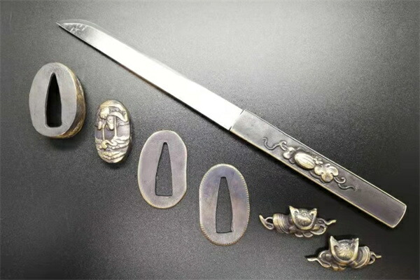 日本刀装具 刀鍔 鉄製 百蝶図 金工 細工 鍔 刀剣美術 居合用 王様の愛物