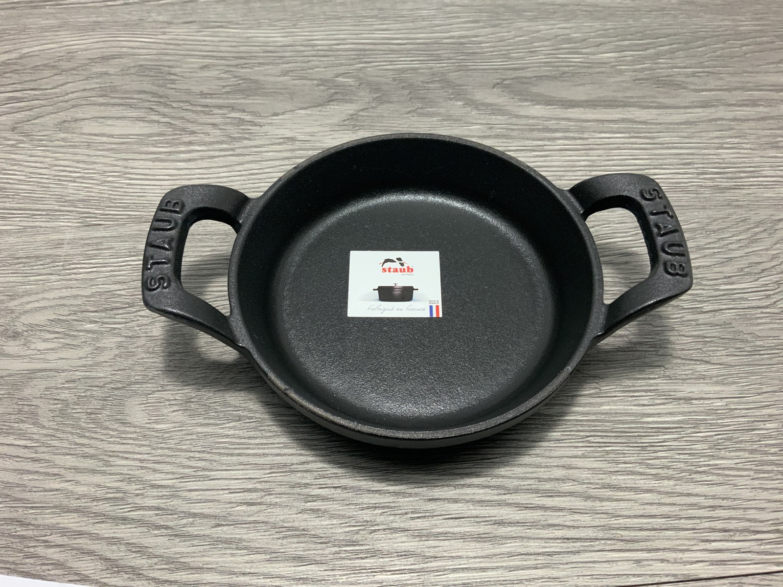 新品登場 ステーキ皿 Cm 12 ミニシリーズ ミニ丸形ディッシュ Staub ブラック オーブン キッチン用品 キッチングッズ ブランド 調理器具 ストゥブ Ih対応 おしゃれ Ih ホーロー鍋 琺瑯 ホーロー お鍋 鍋 卓上 フライパン キッチンツール ストウブ Fah Co Bw