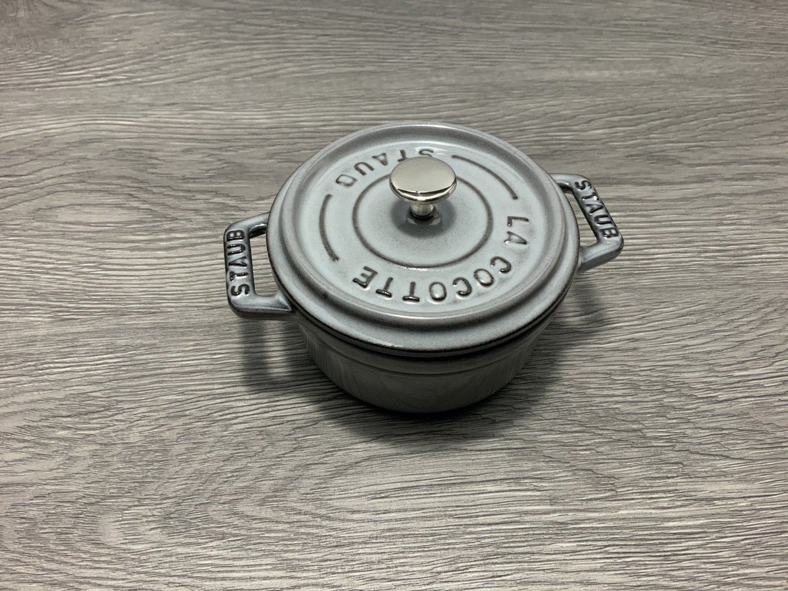 Staub 料理がおいしくなる魔法のお鍋 調理器具 グレー ピコ ココット 10センチ ストウブ プレート ホット ラウンド ストゥブ ブランド 丸形 小鍋 キッチンツール 鍋 お鍋 ホーロー 琺瑯 ホーロー鍋 Ih おしゃれ Ih対応 ストゥブ 調理器具 ブランド キッチングッズ