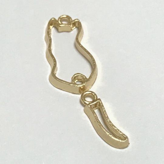 楽天市場 猫のレジン枠 空枠 揺れる尻尾 ネコモチーフ フレーム チャーム ライトゴールド キャット 動物 アニマル パーツ 色彩キューブ