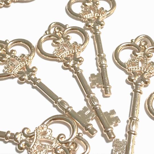 楽天市場 大きな鍵パーツ 3d チャーム クラウン ハート ライトピンク キー ハンドメイド資材 パーツ 色彩キューブ