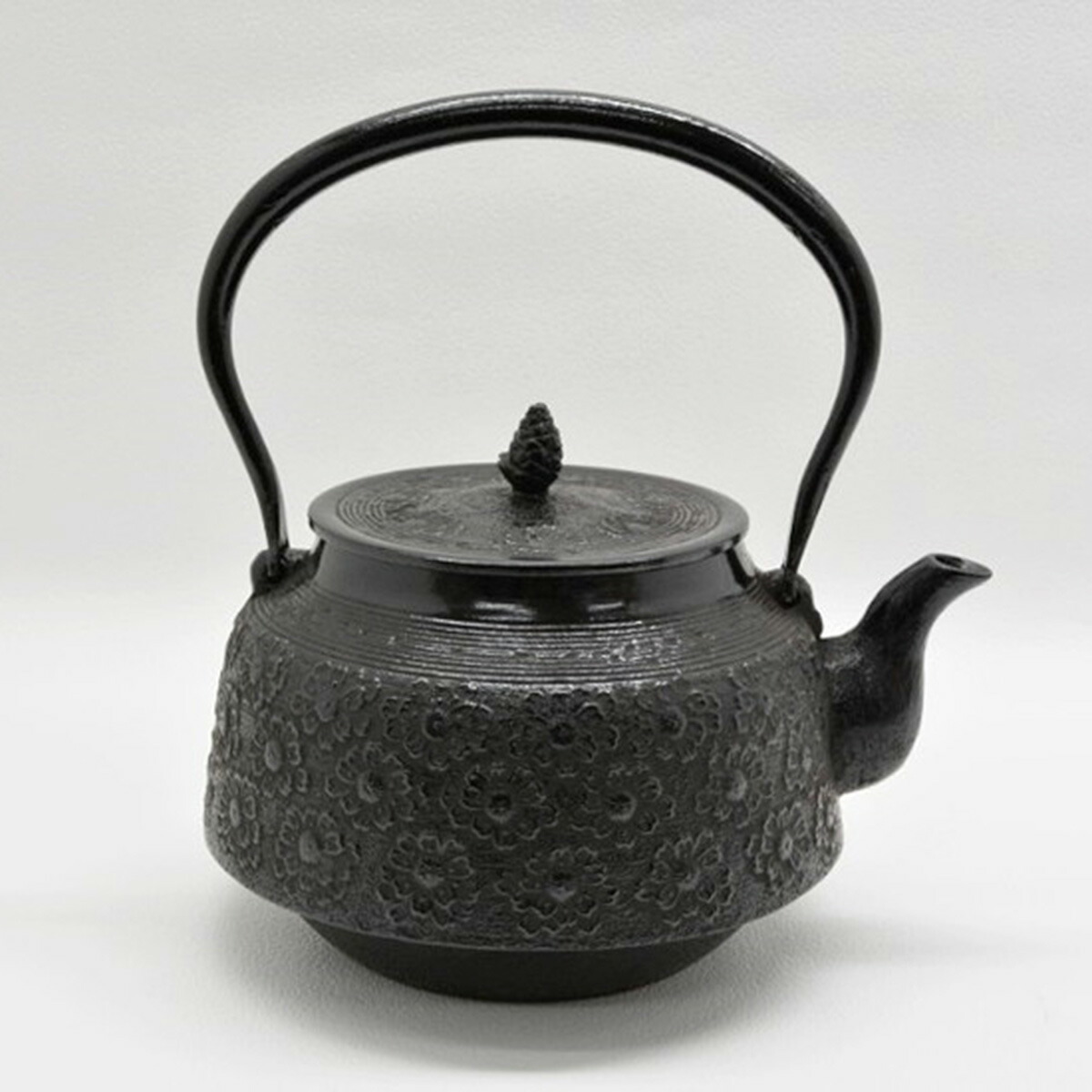 未使用品、供箱付　南部鉄器伝統工芸士　佐藤勝芳南部宝寿堂　姥口糸目　南部鉄瓶 未使用品、供箱付 南部鉄器伝統工芸士 佐藤勝芳南部宝寿堂 姥口