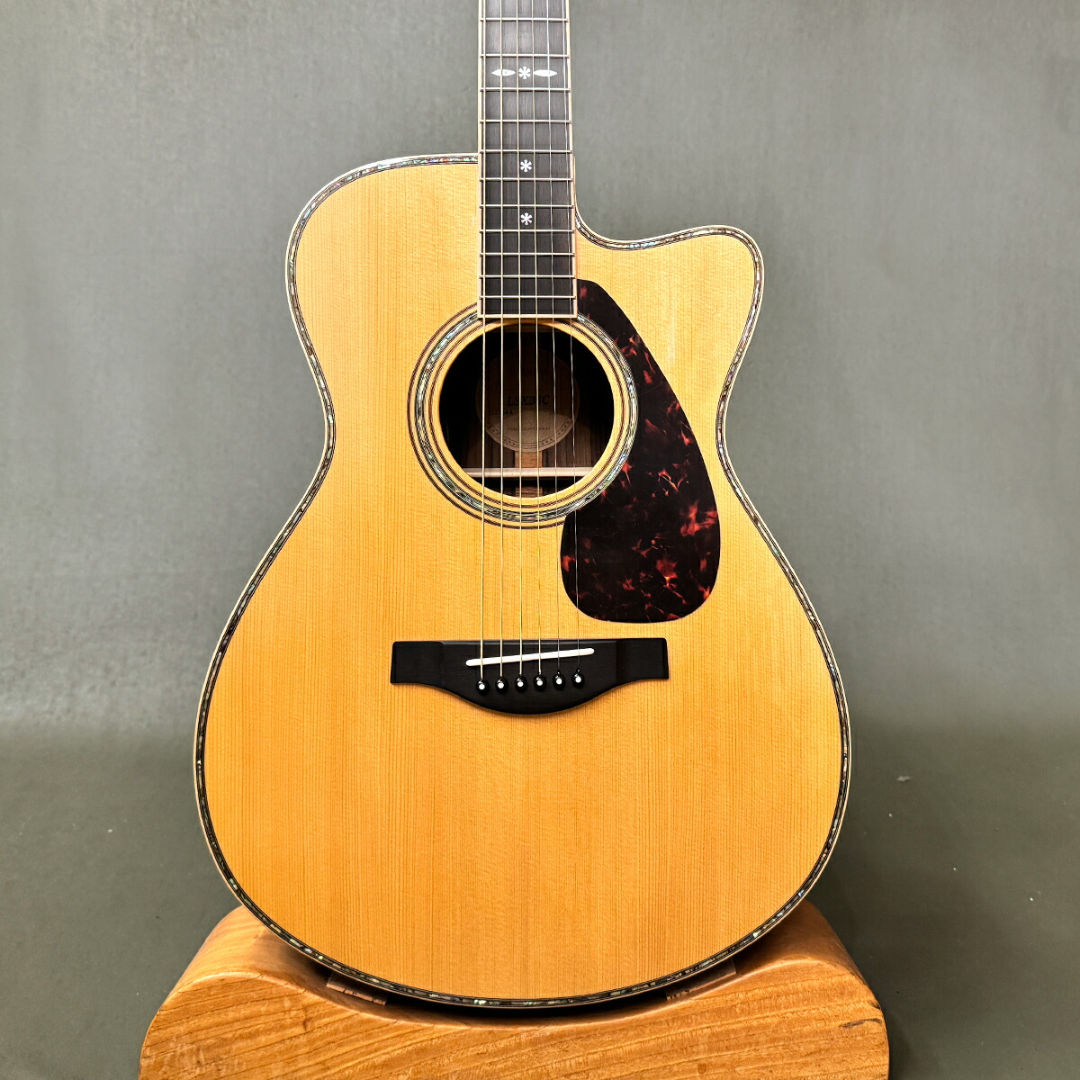 美品・新品同様]Yamaha LL16 AREアコースティックギター+バッグ ヤマハ