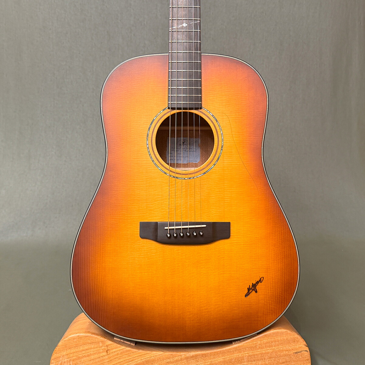 【新品】K.ヤイリ LO-65 K. Yairi LO-65A AB 特注カラーのアンバーバースト！ ひと回り小振りなドレッドノート、LOの定番モデル / サテンフィニッシュ｜下倉楽器　店
