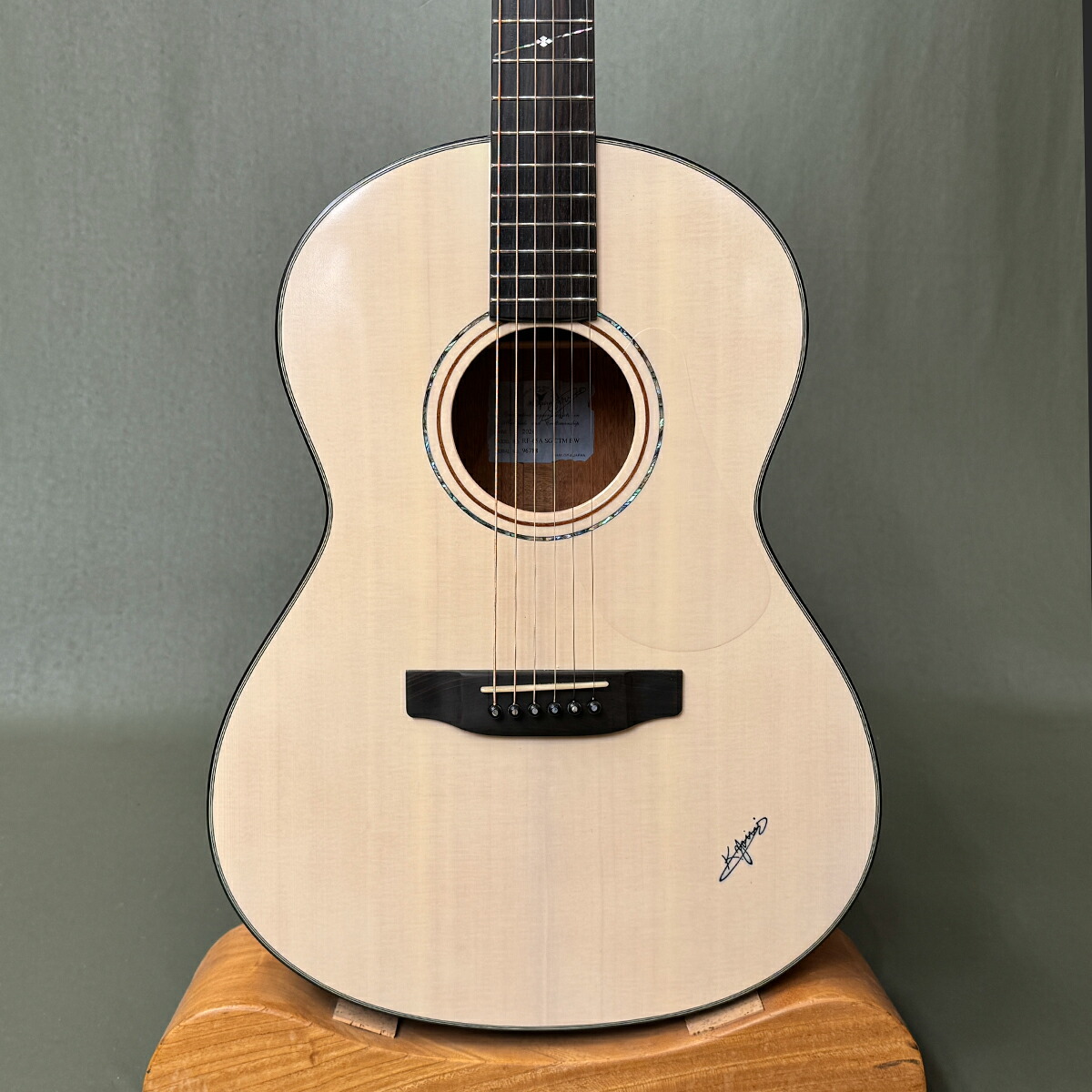 【新品】K.ヤイリ RF-65 K. Yairi　RF-65A SG BW 女性にも大人気！多くのプロアーティストを魅了したヤイリの代名詞！ 美しいセミグロスフィニッシュ、エアリーブレースでよく鳴ります！