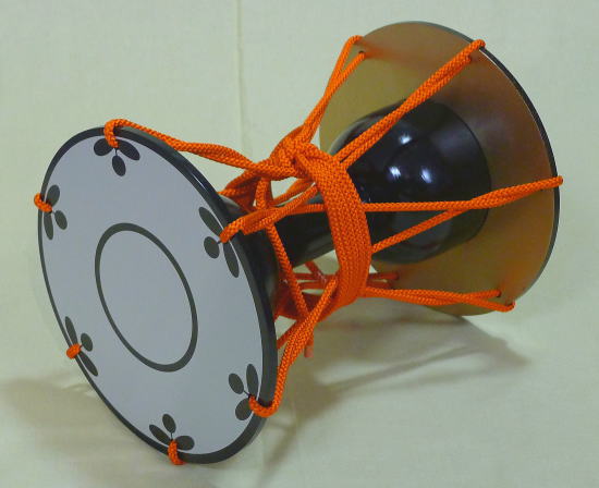 金色花柄の舞踊小道具　鼓 バチ付き　値下げしました 楽天市場】＊金鞨鼓（きんかっこ）バチ付【踊り用小道具】【送料無料