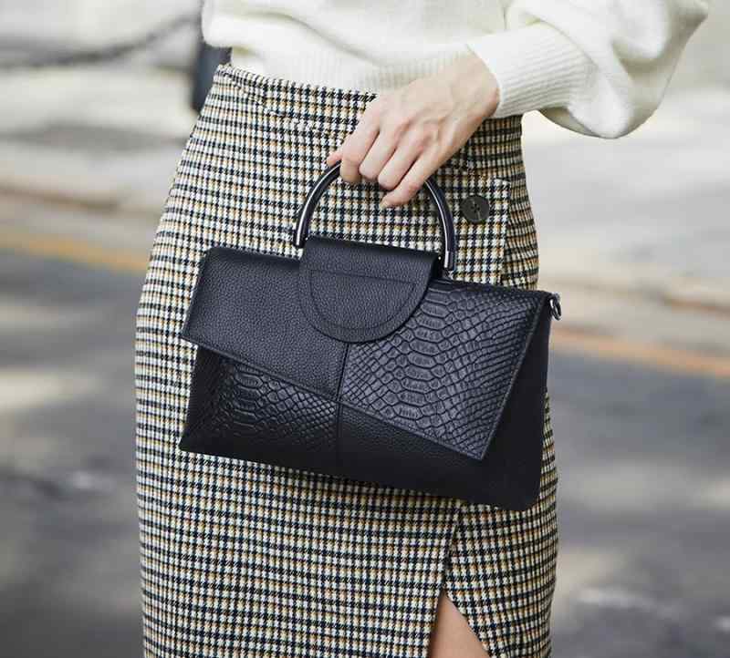 クラッチバッグ ハンドバッグ バッグ 鞄 手提げ 斜め掛 ショルダー けレディース 女性用 2way 蛇柄 無地 エンボス加工 黒 白 収