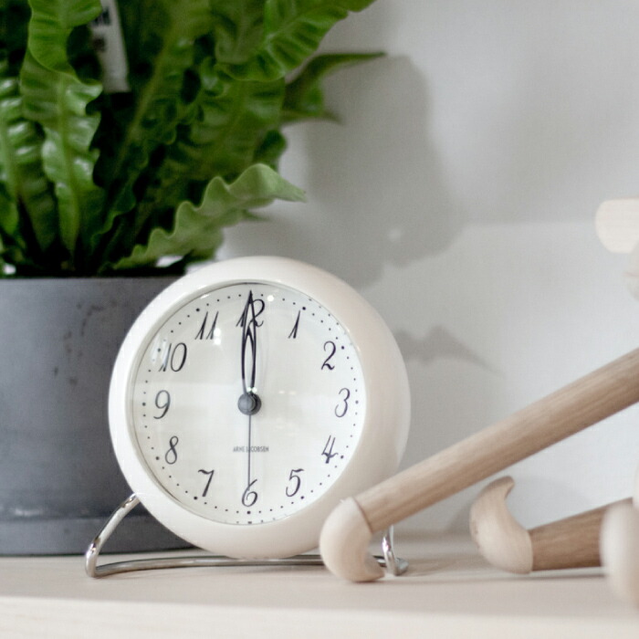 アルネヤコブセン ARNE JACOBSEN テーブルクロック　ベージュ Arne Jacobsen テーブルクロック CITYHALL ベージュ｜時計｜IDEE