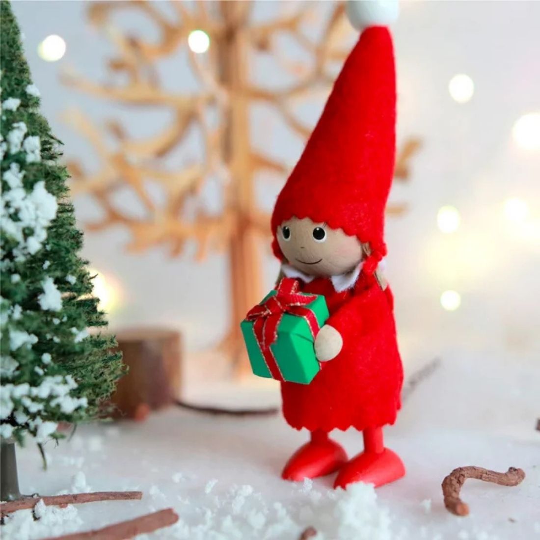 ノルディカニッセ プレゼントを持った女の子 緑 ノルディカニッセ クリスマス 木製 人形 北欧 雑貨 サンタ デンマーク 守り神 妖精 インテリア 小物 置物