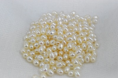 淡水 真珠 新色追加して再販 ３ｍｍ ライス ルース 片孔ペア 材料 最大67％オフ