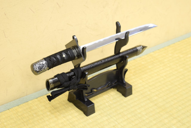 楽天市場】模造刀 美術刀 ミニミニ竜3点セット (黒) 刀掛台付