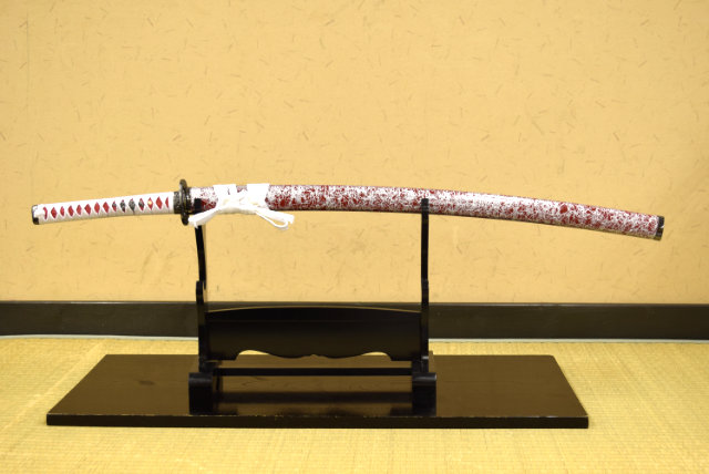 楽天市場 あす楽対応 模造刀 刀匠 鬼神丸国重写し赤銀鞘 新選組斉藤一の愛刀 職人が丹念に製造 コスプレのグッズとしても人気です 新仕様 送料無料 代引手数料別 美術刀剣 模造刀 模擬刀 美術刀 日本刀 刀 刀剣 黒石目 石目 コスプレ Ast しのび