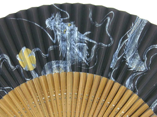 【楽天市場】日本の伝統 日本扇子扇子 センス せんす唐木中彫 中短地男性用扇子 銀龍 銀竜：和風雑貨 不知火