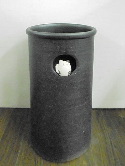 【送料無料】信楽焼き　傘立て　小窓　まねき猫＜br /＞信招き猫　ネコ　ねこ　キャット　レインラック＜br /＞信傘　アンブレラスタンド　手作り　陶器　三角　おしゃれ　オシャレ　スリム