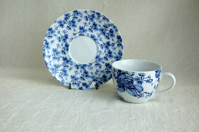 【送料無料】【即納可!!】再入荷しました♪ MIKASA　HAMPTON　カップ＆ソーサー 磁器　花柄　薔薇　バラ　ギフトボックス入り